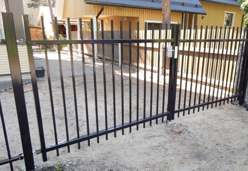 Car gate to toe rail