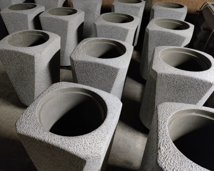 Concrete trash can FB001 SMIS with pebble finish