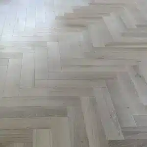 Woodengold oak herringbone T&G obiekt (120x600mm)